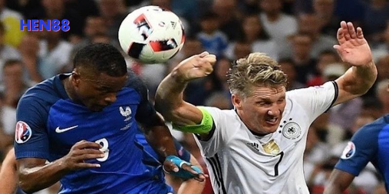 Định nghĩa về bóng chạm tay gọi là gì?